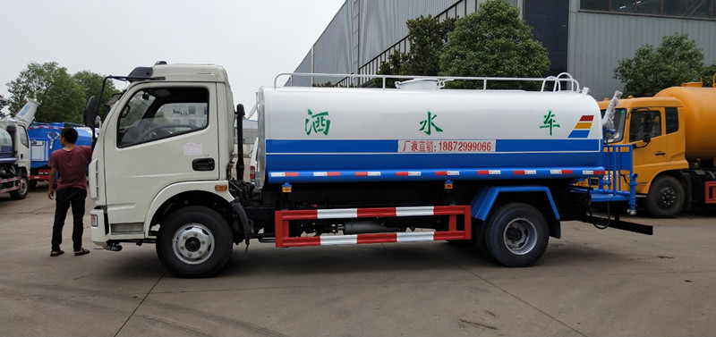 東風(fēng)多利卡8-9噸灑水車 東風(fēng)多利卡8-9噸灑水車