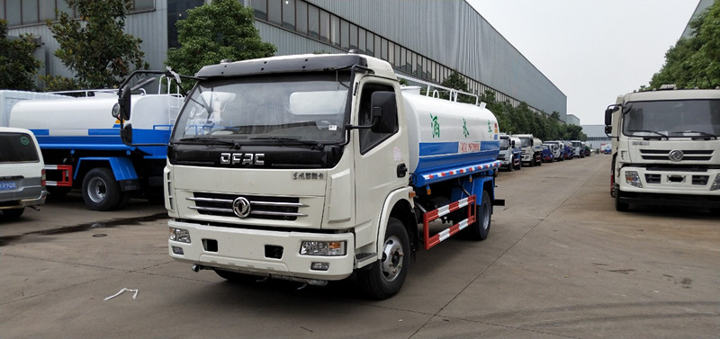 東風(fēng)多利卡8-9噸灑水車 東風(fēng)多利卡8-9噸灑水車